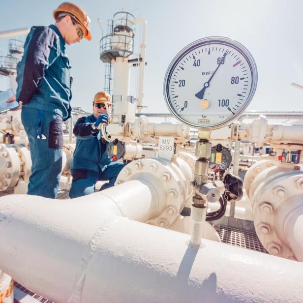 Verdichterstationen sind an der Oberfläche, aber Gas-Pipelines führen großteils durch den Untergrund.