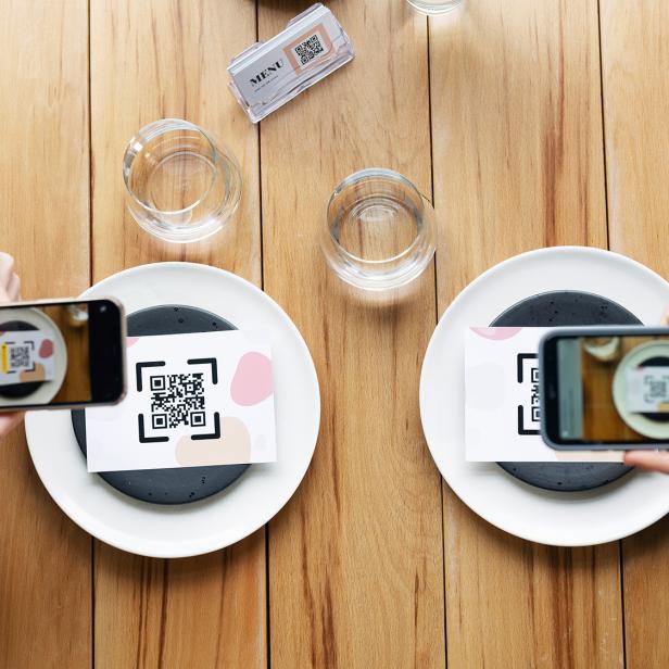 QR Codes auf Tellern werden gescannt 