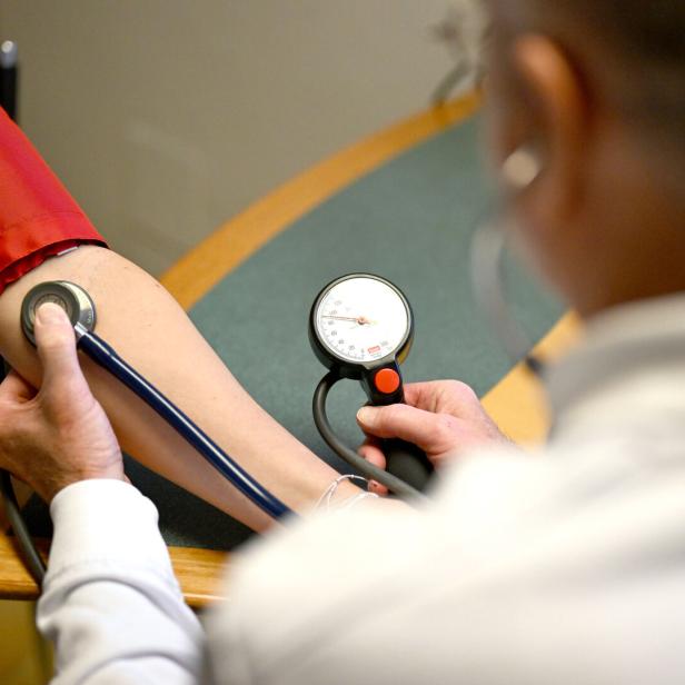 ++ THEMENBILD ++ ARZT / ÄRZTE / KRANKHEIT / GESUNDHEIT / UNTERSUCHUNG / ÜBERWEISUNG / DIAGNOSE / BEHANDLUNG / PATIENT / ÖGK