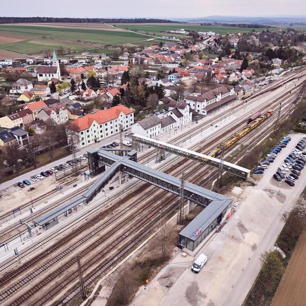 Blick auf den neuen Bahnhof Sigmundsherberg von oben.