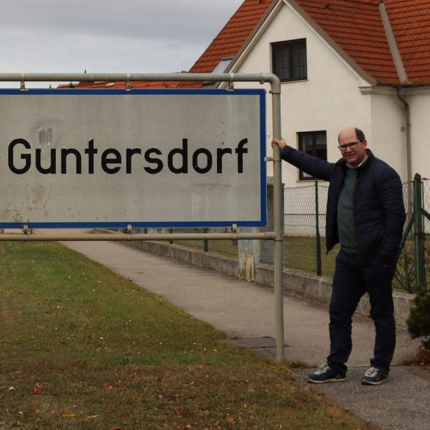 Roland Weber bei der Guntersdorfer Ortstafel