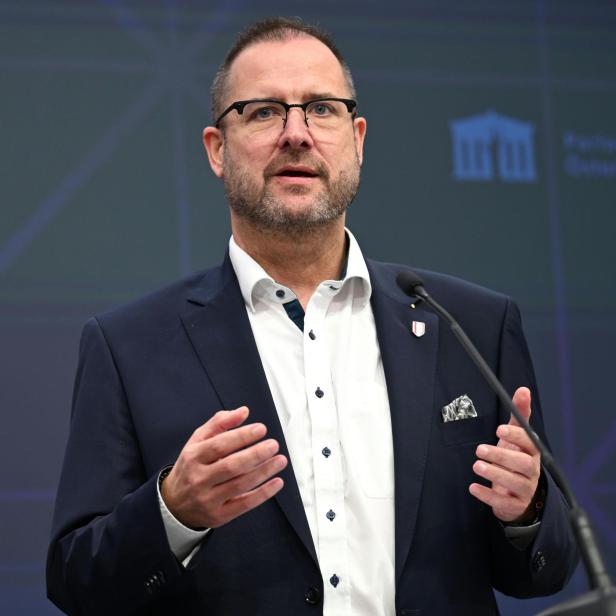 Christian Hafenecker spricht vor Publikum.