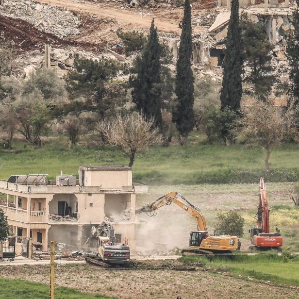 Israelische Bagger zerstören ein Haus im Süden des Libanon
