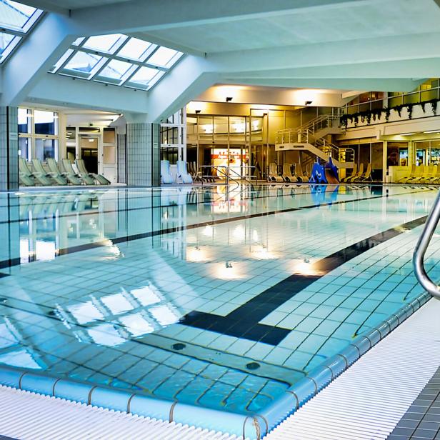 Ein Hallenbad von innen