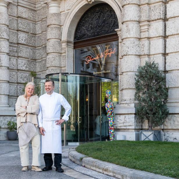 Chefin Veronica Doppler und Chefkoch Christoph Schuch. vor ihrem Restaurant Vestibül im Wiener Burgtheater