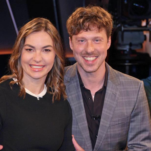 Renata und Valentin Lusin lächeln nebeneinander.