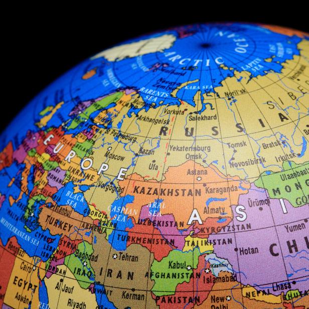 Ein Globus zeigt Europa, Russland, Teile von Asien und Nordafrika mit deutlich lesbaren Ländernamen und Grenzen.