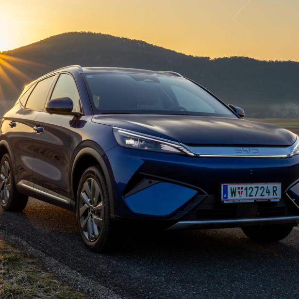 BYD Atto 3 EVO von vorne vor Sonnenuntergang.