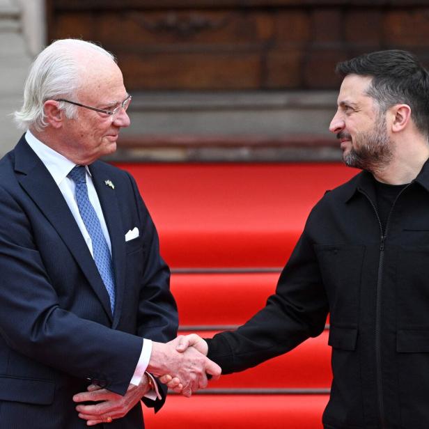 König Carl Gustaf trifft Selenskij zum Händedruck.
