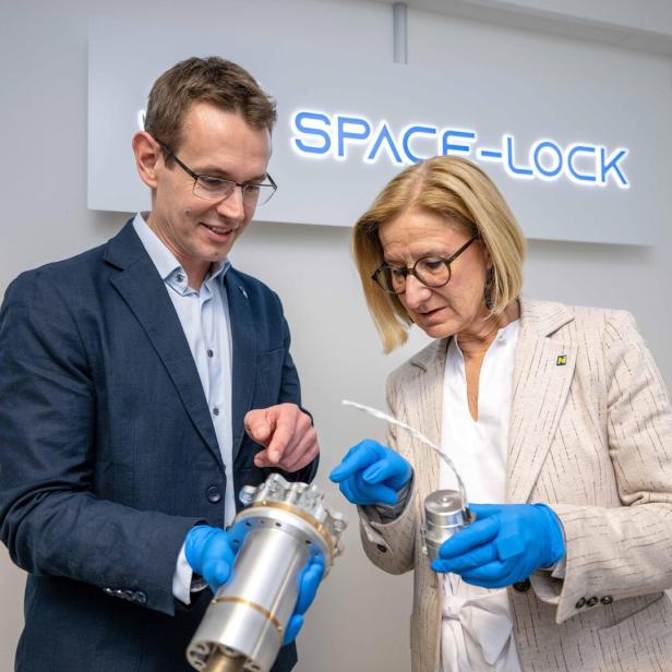 Eine Frau und ein Mann stehen nebeneinander