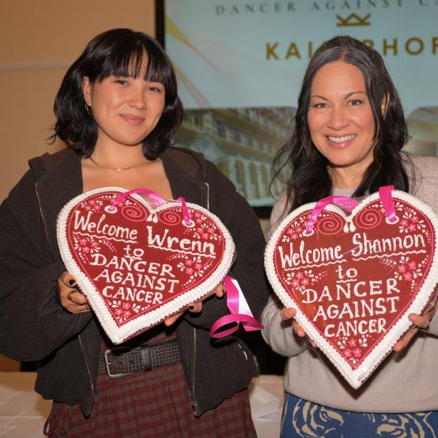 Wren Keasler und Shannon Lee halten Lebkuchenherzen in den Händen