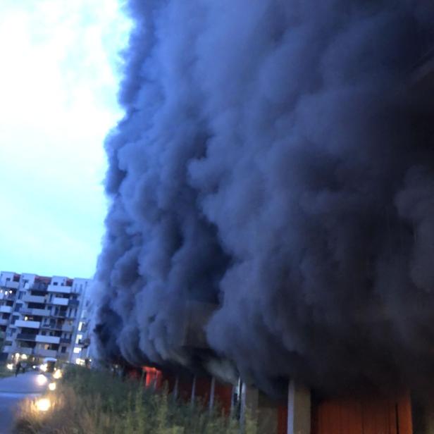 Dichte schwarze Rauchwolken steigen aus dem Erdgeschoss eines mehrstöckigen Wohnhauses an der Kärntner Straße in Graz auf.