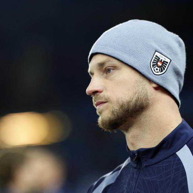 Arnautovic trägt eine graue Mütze mit dem ÖFB-Logo und eine dunkelblaue Jacke.