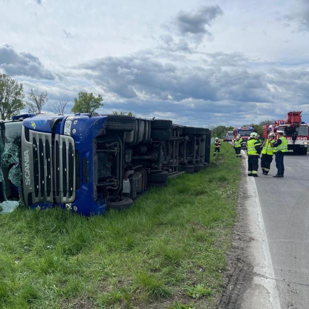 Umgestürzter Lkw mit Feuerwehrmännern
