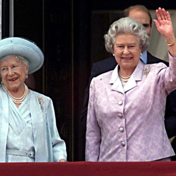 Königin Elizabeth II. und ihre Mutter, winken freundlich.