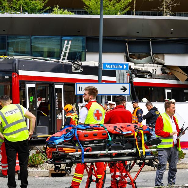 BUS KRACHTE IN SALZBURG IN SUPERMARKT: TOTE PERSON, VIELE VERLETZTE