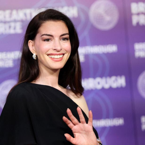 Anne Hathaway winkt