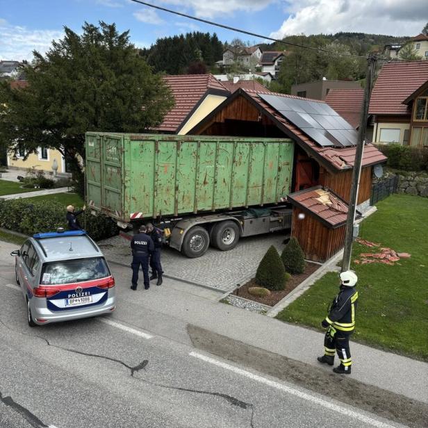 Lkw krachte in Carport
