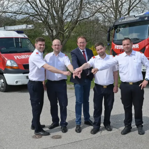 Stadler mit Feuerwehrleuten