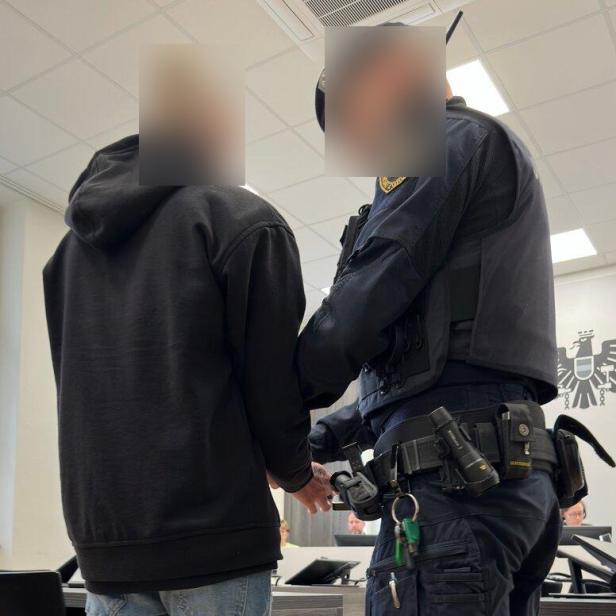 Ein Angeklagter und ein Justizwachebeamter