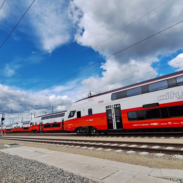 Mehr als ein Dutzend der neuen Cityjets warten auf der Abstellanlage in Floridsdorf. 