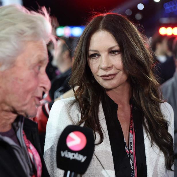 Catherine Zeta-Jones und Michael Douglas geben ein Interview.