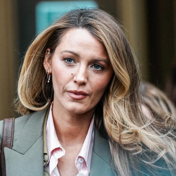 Blake Lively trägt einen Blazer und eine rosa Bluse, ihr blondes Haar fällt ihr über die Schulter.