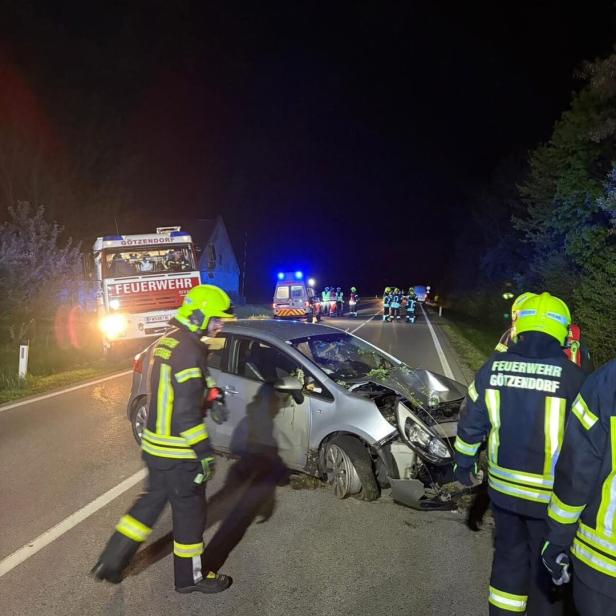 Ein Unfallauto steht auf der Straße, Feuerwehr Götzendorf und Rettungskräfte sind vor Ort.