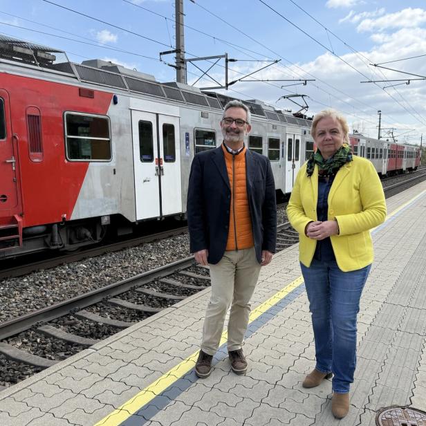 Eine Frau und ein Mann stehen auf einem Bahnsteig