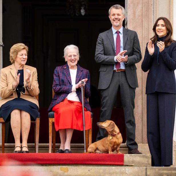 Altönigin Margrethe und ihre Familie mit Dackel.