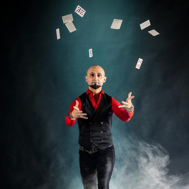 Johnny Diablo, Magier für Events in Österreich, begeistert mit eindrucksvoller Zauberkunst moderne Firmenfeiern und Hochzeiten.
