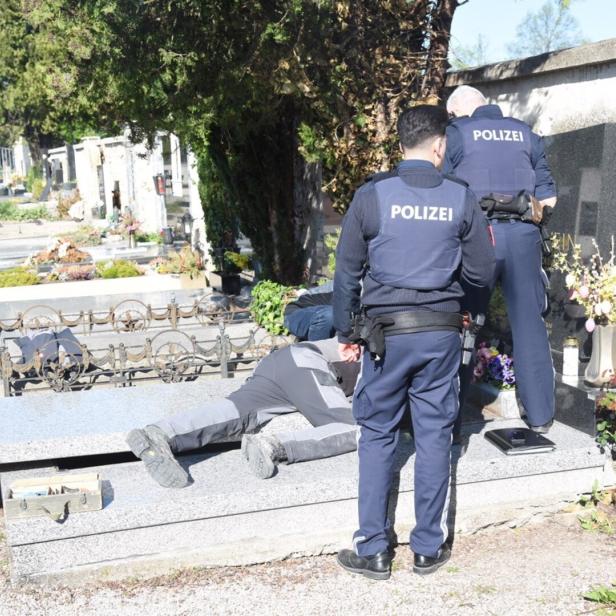 Graböffnung am Friedhof Pottendorf durch die Polizei und einen Steinmetz-Betrieb