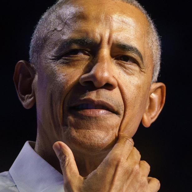 Nahaufnahme von Barack Obama, der nachdenklich sein Kinn berührt.