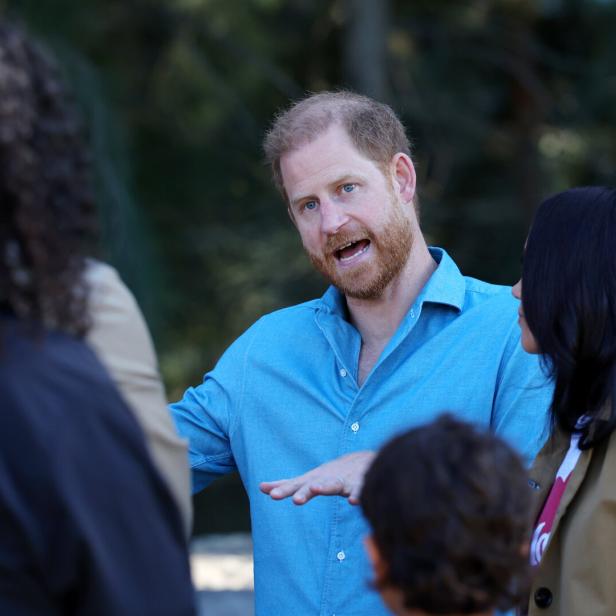 Prinz Harry gestikuliert in einem Gespräch.