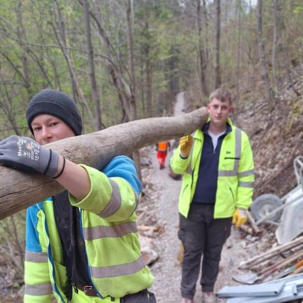 Schüler aus Oberösterreich helfen beim Ausbau des Flusswanderweges