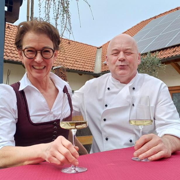 Manfred und Martina Hausgnost mit einem Glaserl Wein in der Hand. 