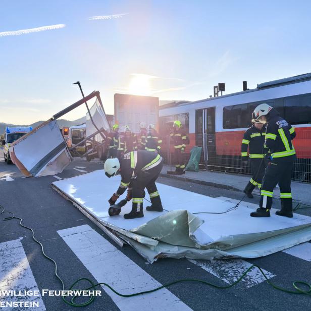 Ein Lkw und ein Zug an einer Unfallstelle
