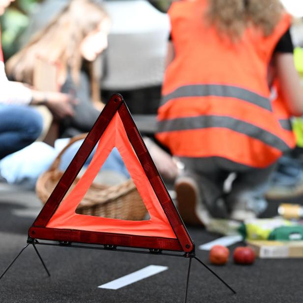 Hilfsorganisationen helfen bei Verkehrsunfall.