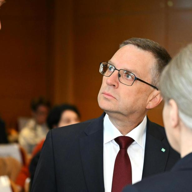 August Wöginger blickt aufmerksam nach oben.