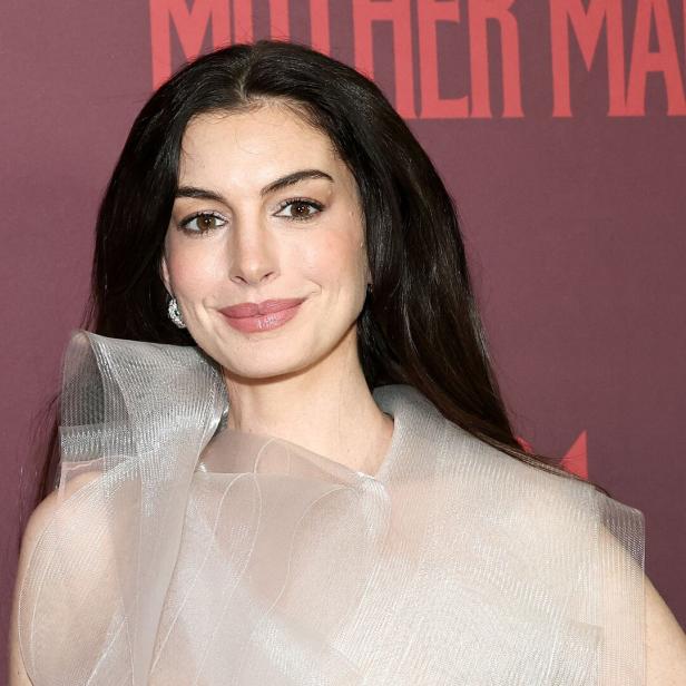 Anne Hathaway vor rotem Hintergrund mit dem Schriftzug "Mother Mary".