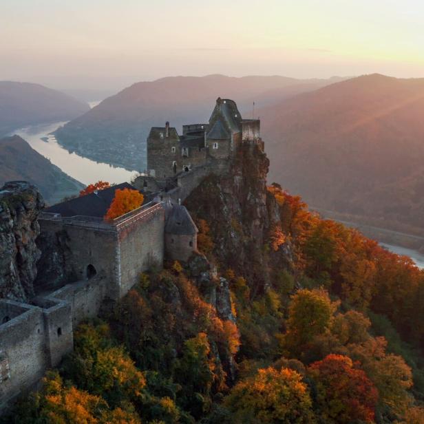 Die Ruine Aggstein im Abendlicht in „Über Österreich – Eine höhere Sicht“.