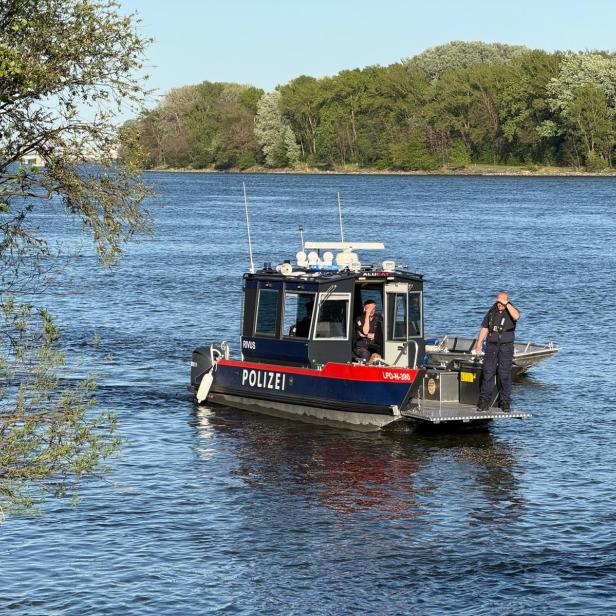 Ein Boot der Feuerwehr am Wasser bei der Suchaktion.