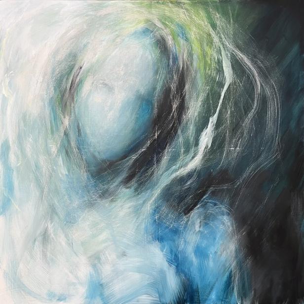 Verschwommene, abstrakte Darstellung einer menschlichen Figur in Blau- und Grüntönen ohne erkennbare Gesichtszüge.