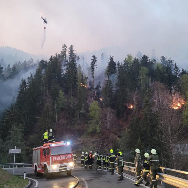 ++ HANDOUT ++ KÄRNTEN: WALDBRAND IM LESACHTAL BREITETE SICH ÜBER NACHT WEITER AUS