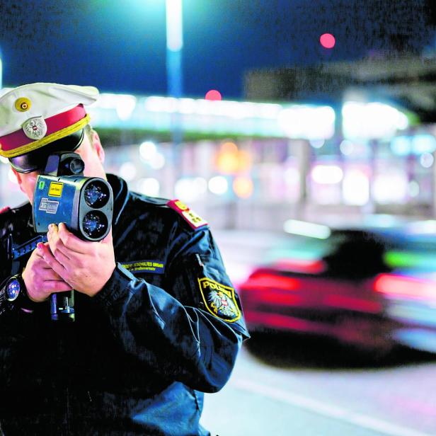 Polizist mit Laserpistole