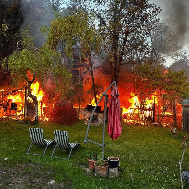 Lichterloh brennendes Haus 