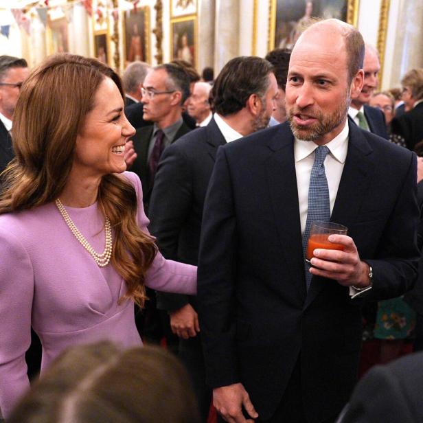 Kate und William unterhalten sich auf einer Veranstaltung mit vielen Gästen.