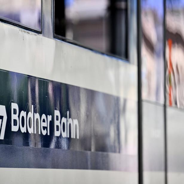++ THEMENBILD ++ BADNER BAHN / BAHN / ZUG / EISENBAHN / VERKEHR / ÖFFENTLICHE VERKEHRSMITTEL