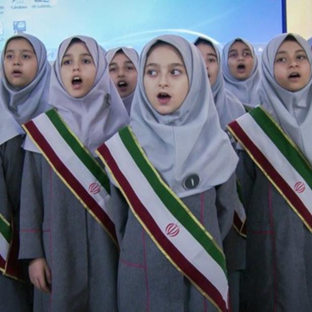 Singende Mädchen mit KOpftuch im Iran.