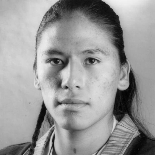 Eine Schwarz-weiß-Aufnahme von Nathan Chasing Horse (ca. 1992).